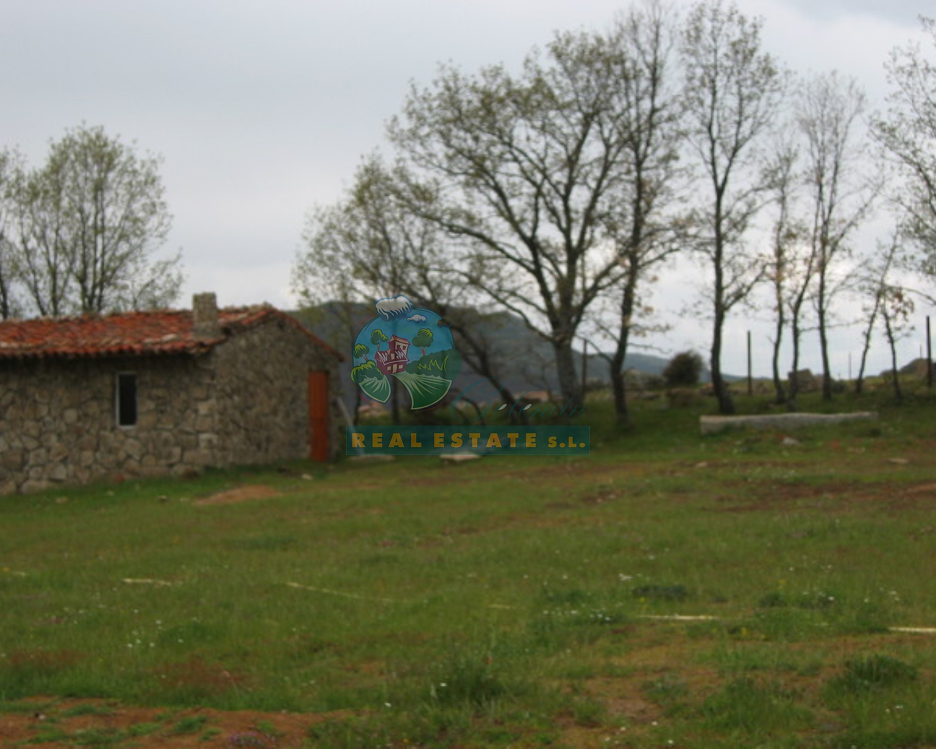 Mountain barn on rural land with mains services in Sierra de Gredos.