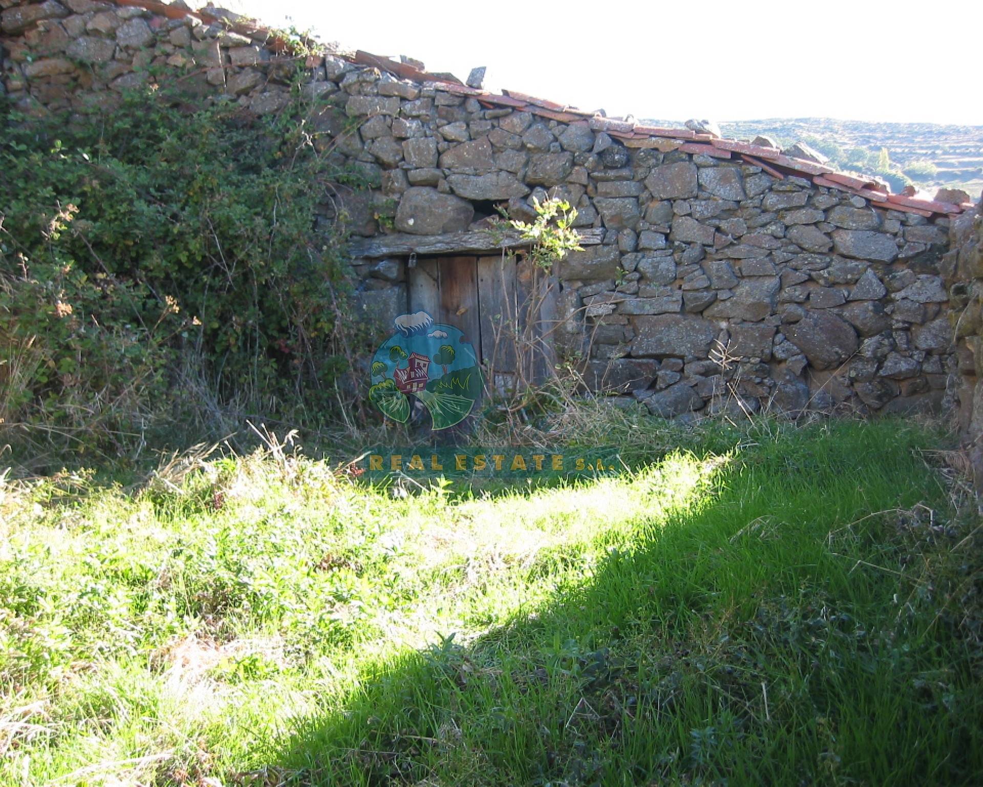 Barn & yard with views in Sierra de Gredos.