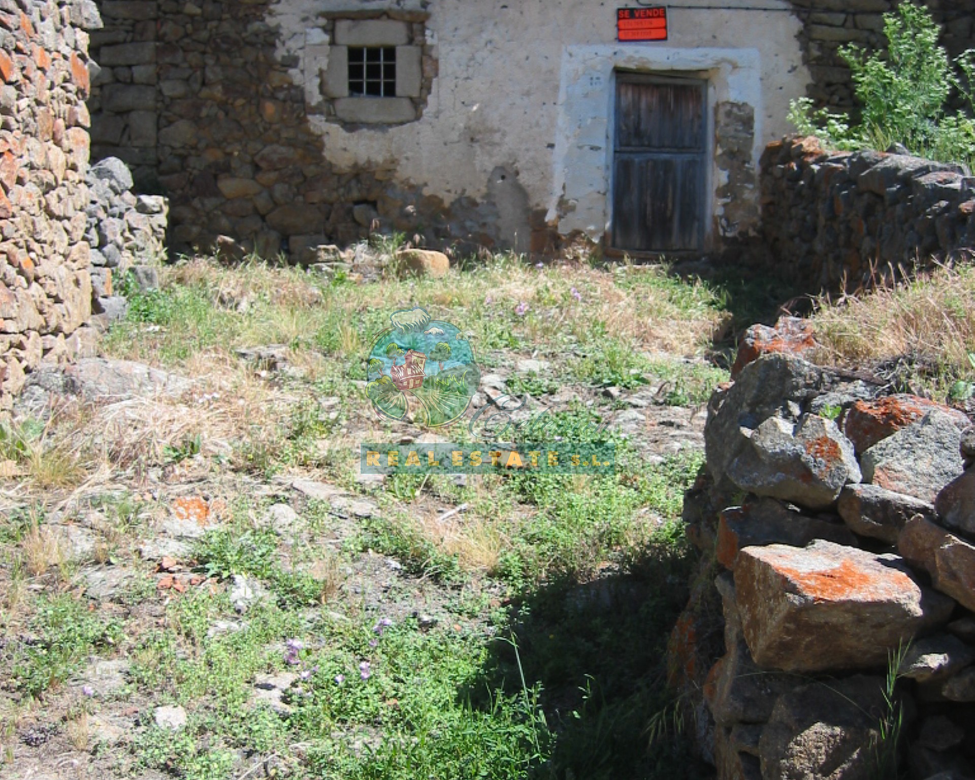 House needs rehabilitation in Sierra de Gredos.