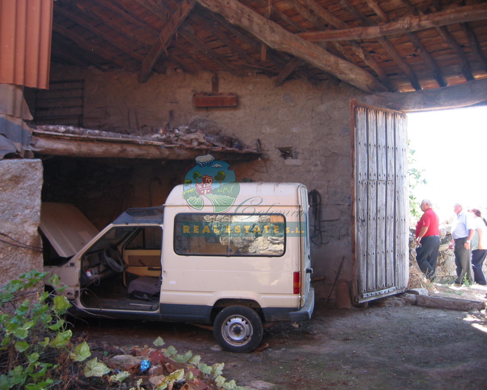 Rural house with yard & barn in El Tejado.