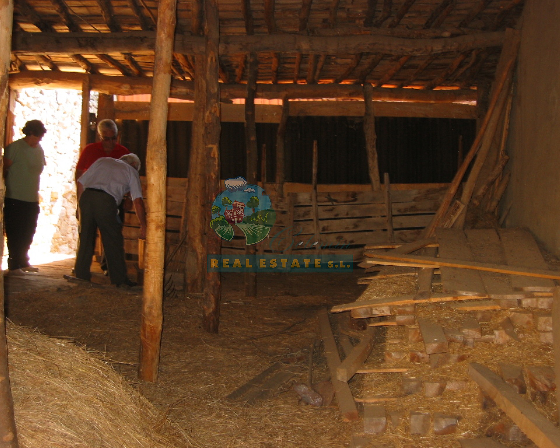 Rural house with yard & barn in El Tejado.