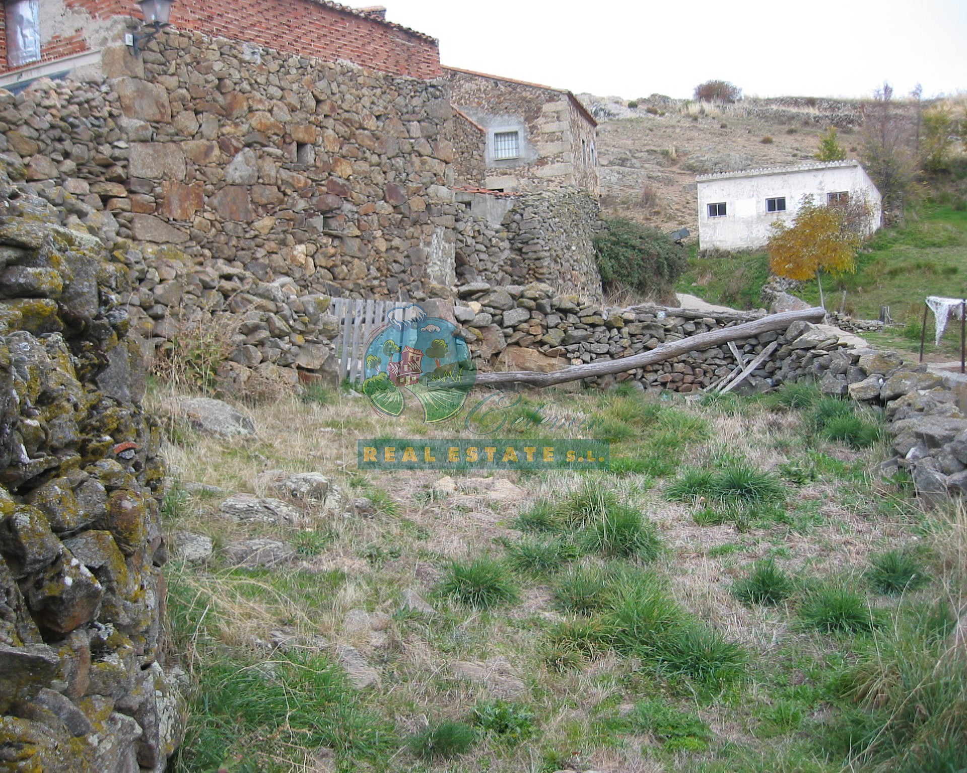 Cuadra y corral con vistas en Sierra de Gredos.