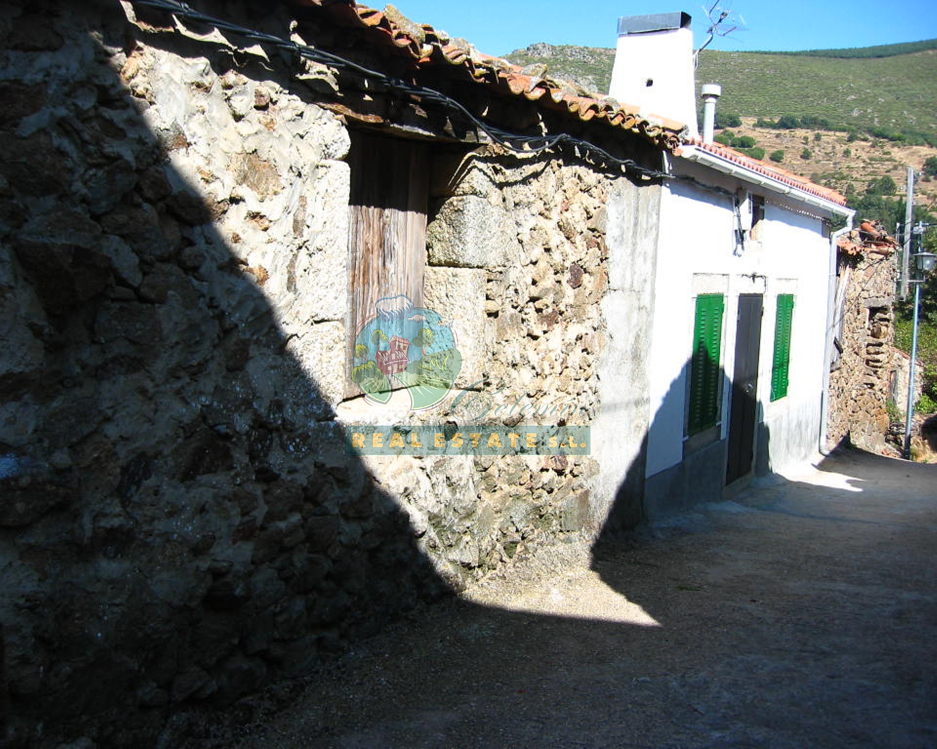 Barn & hayloft in Sierra de Gredos.