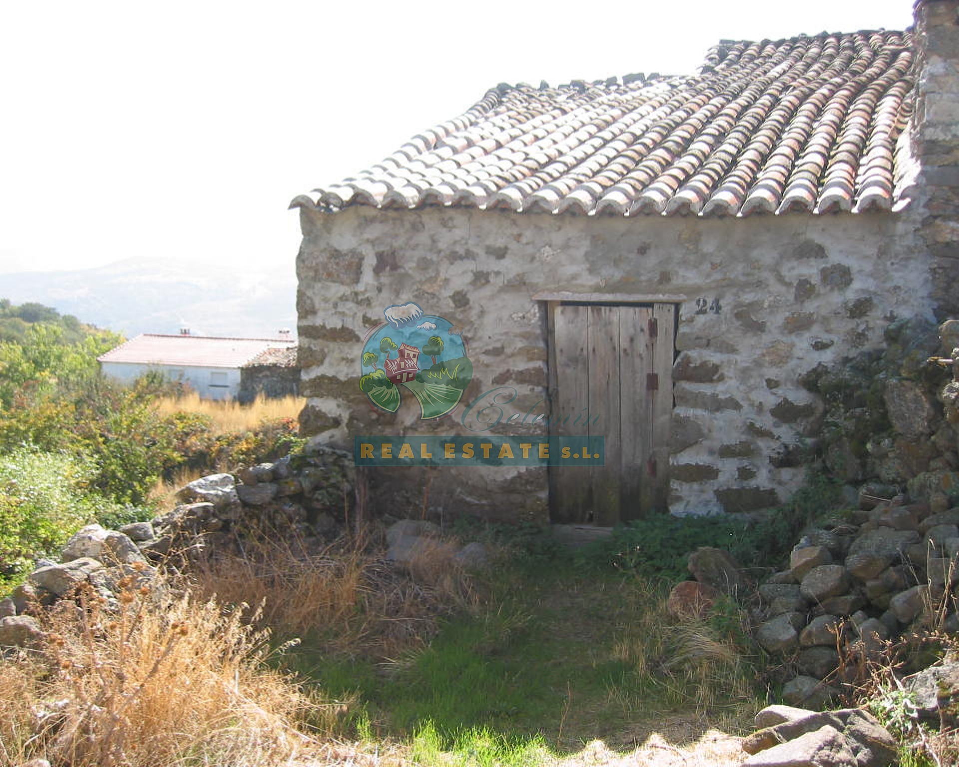 Cuadra y patio con vistas en Sierra de Gredos.