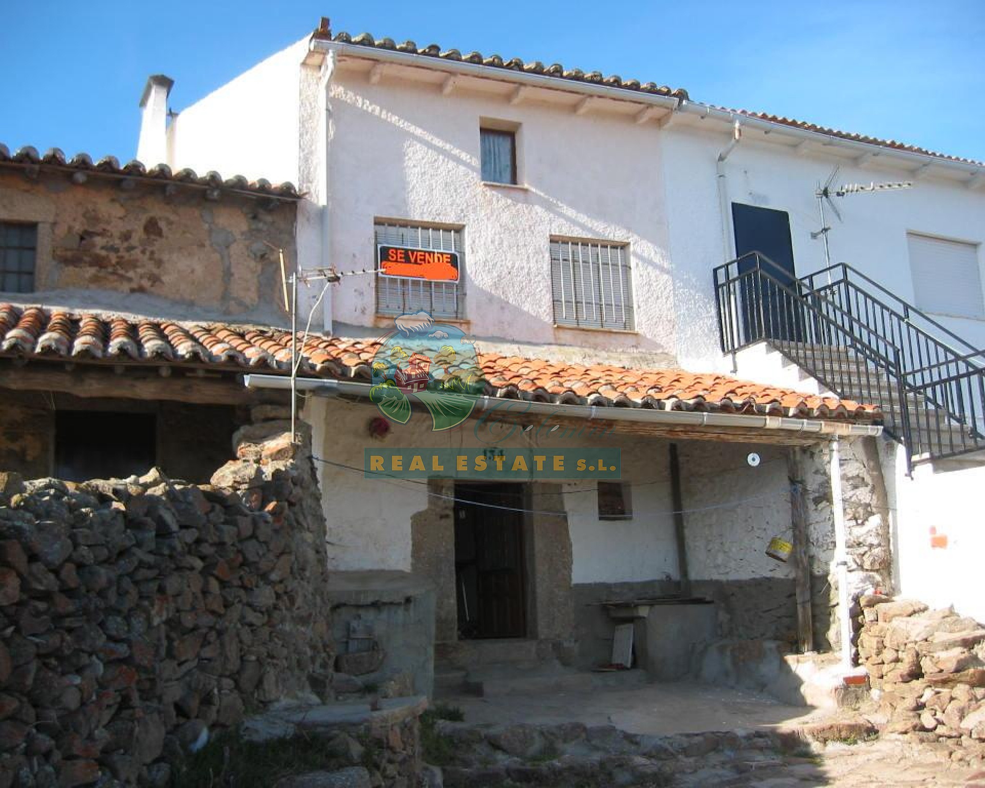 Casa habitable: patio y vistas a Sierra de Gredos.