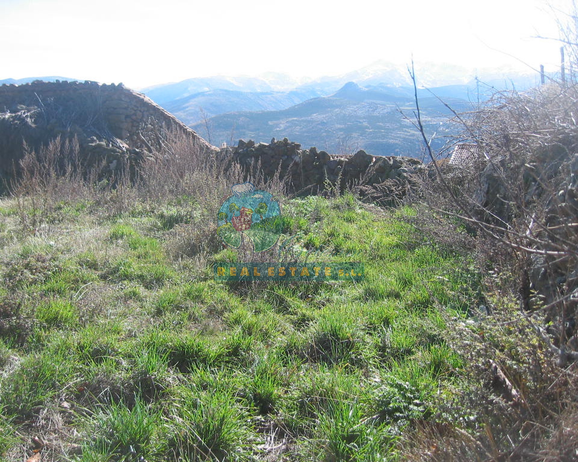 Plot with views in Sierra de Gredos.