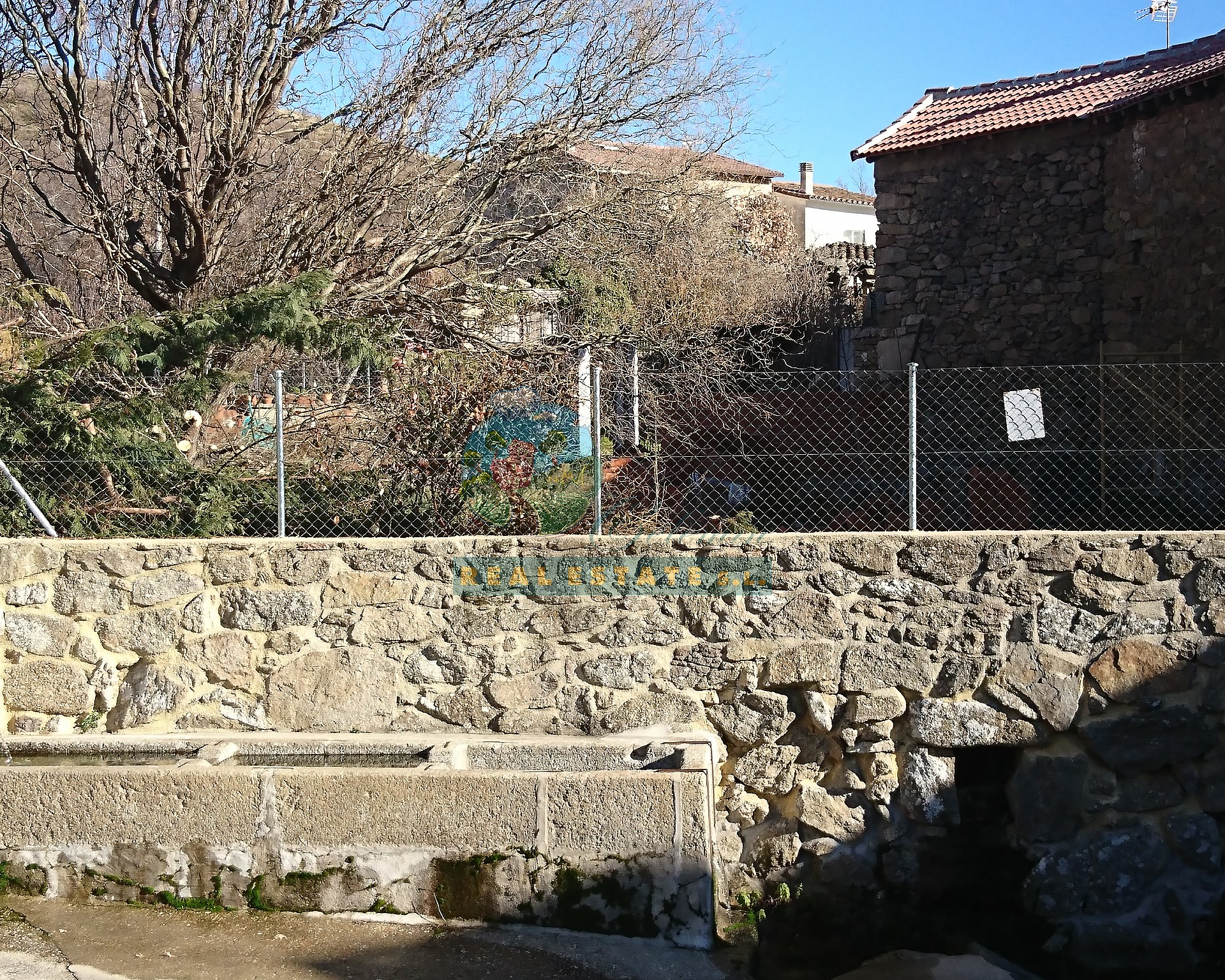 Barn & yard in Sierra de Gredos.