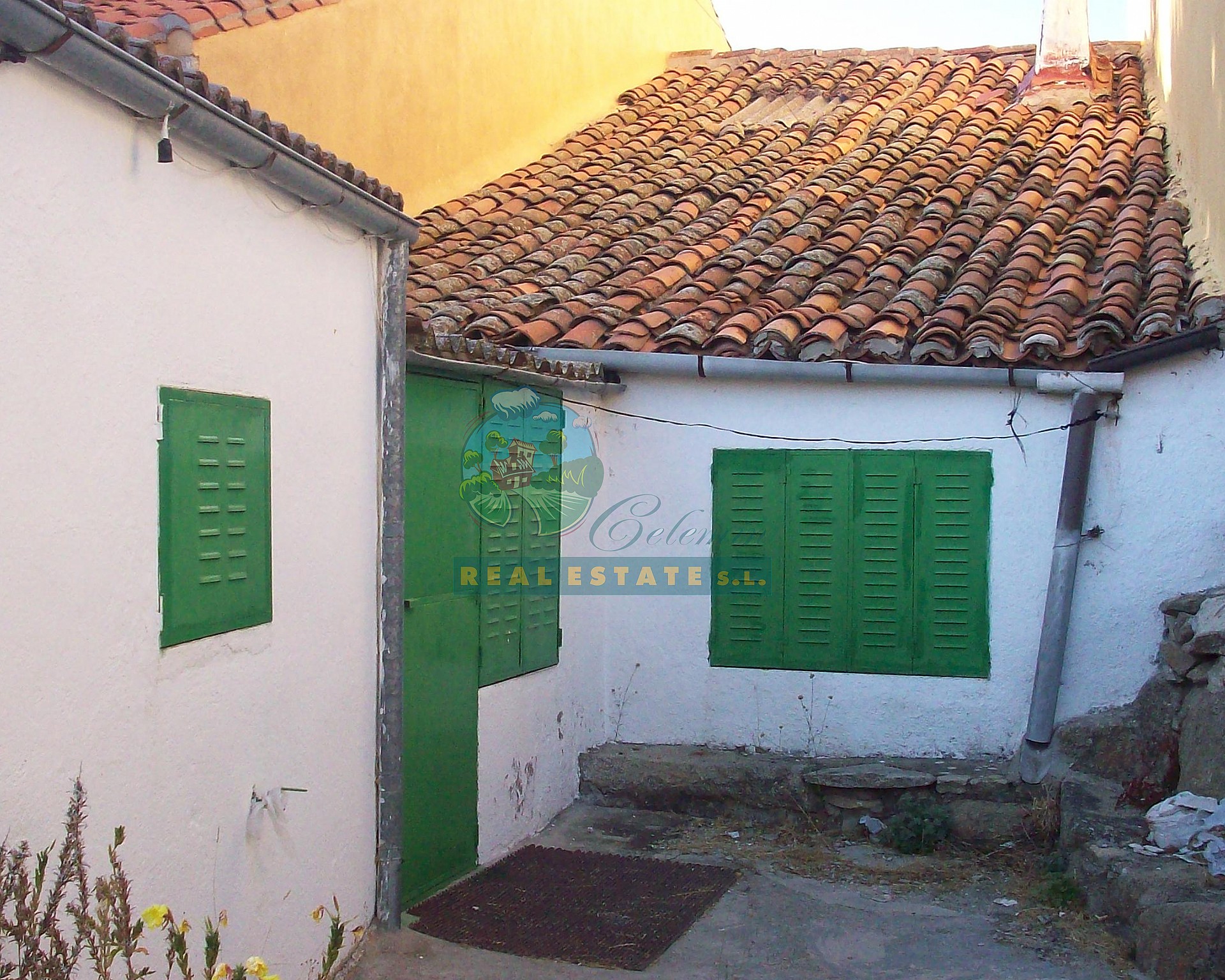 House needs restoration in Sierra de Gredos.