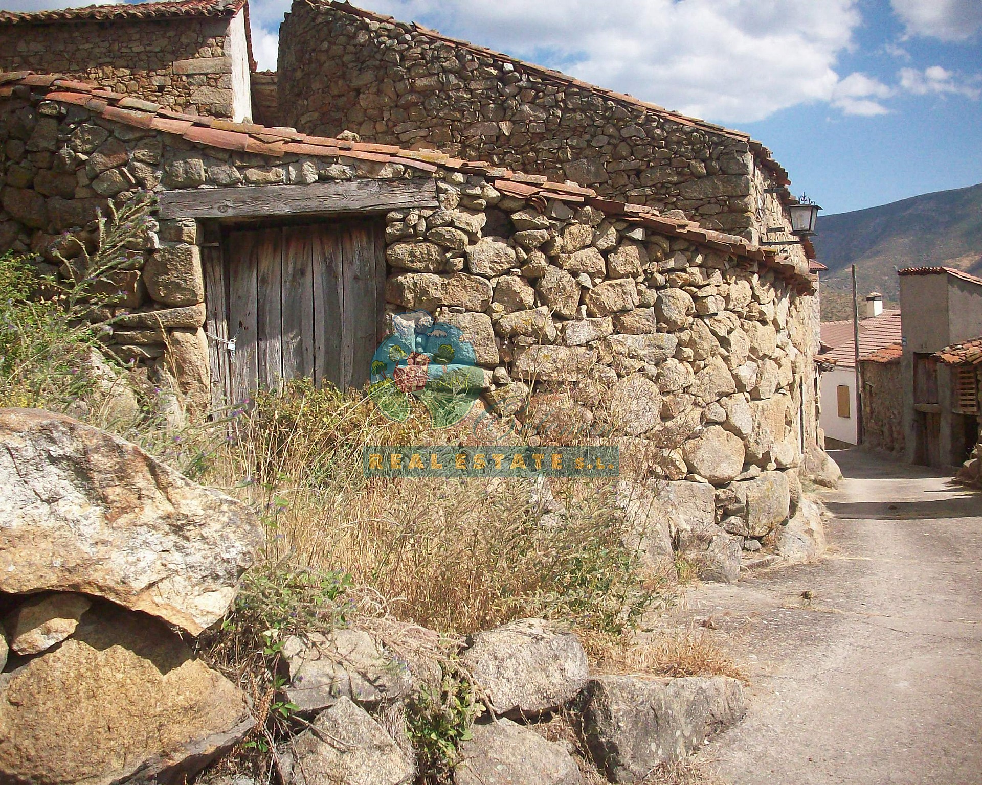 Barn for restoring into house in Sierra de Gredos.