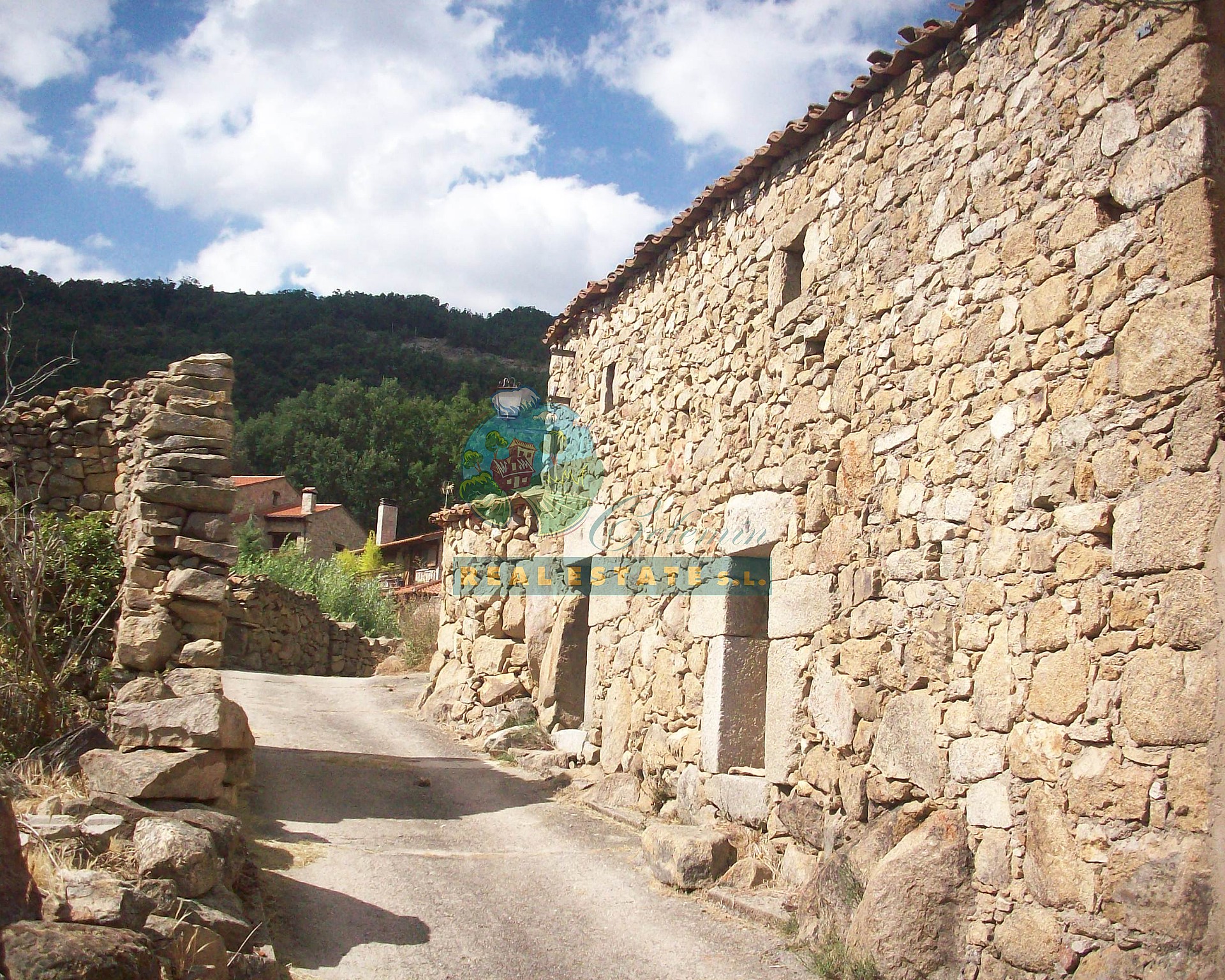 Barn for restoring into house in Sierra de Gredos.