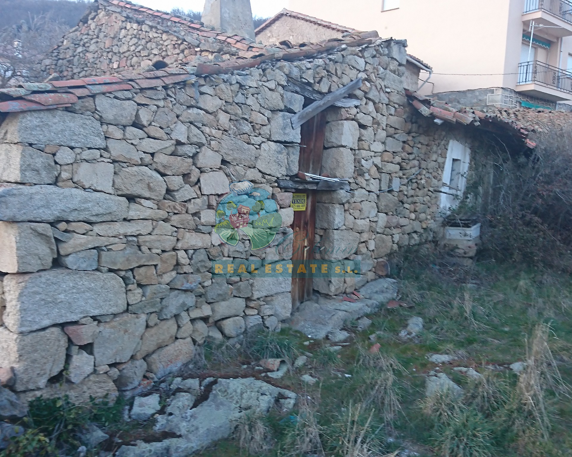 Village barn with yard in Sierra de Gredos.