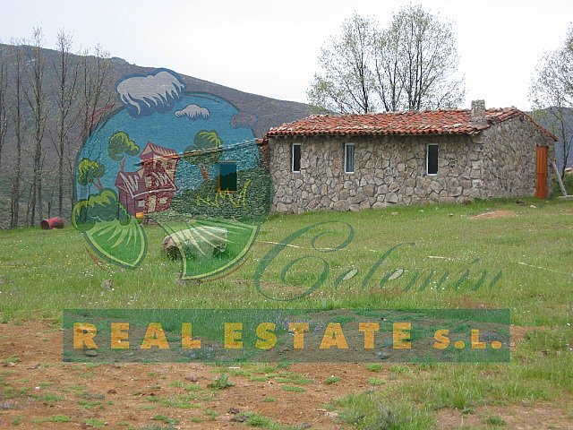 Mountain barn on rural land with mains services in Sierra de Gredos.