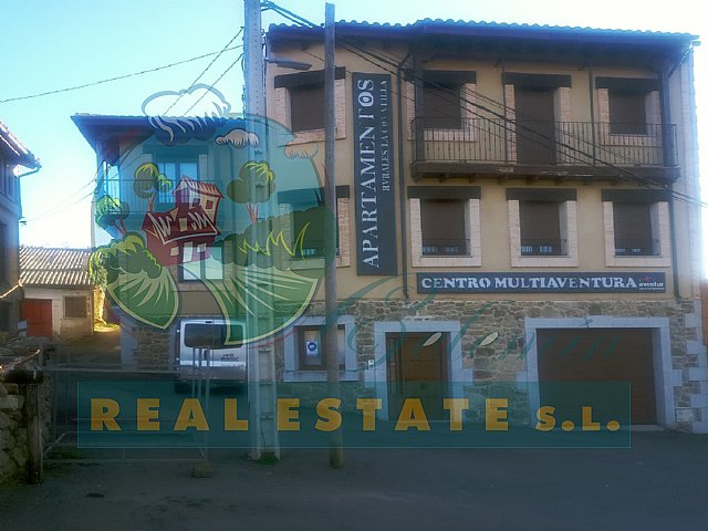 Edificio apartamentos turísticos y centro multiaventura en La Covatilla.