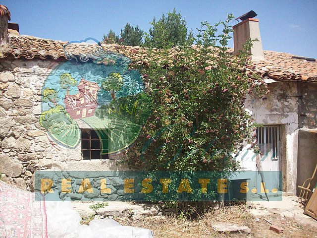 Village house for restoration.in Sierra de Gredos.